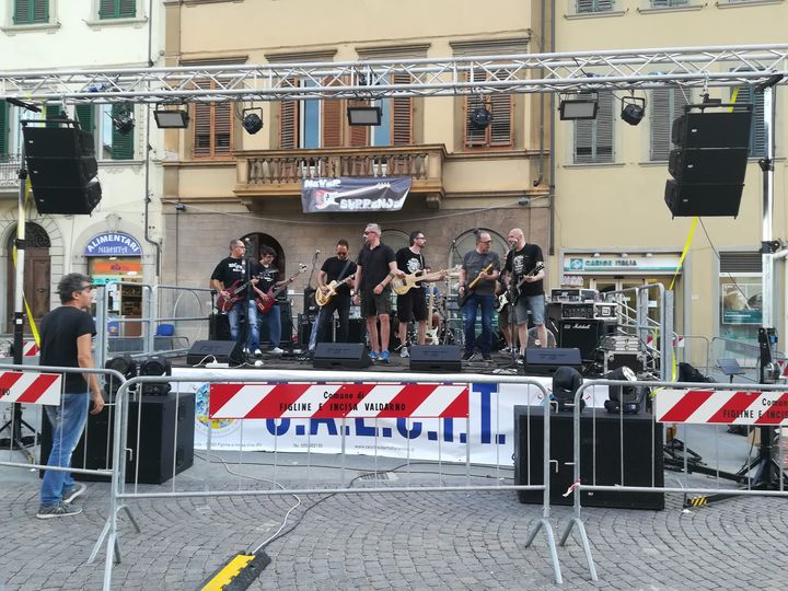 In piazza concerto Rock con i Never Surrender Group