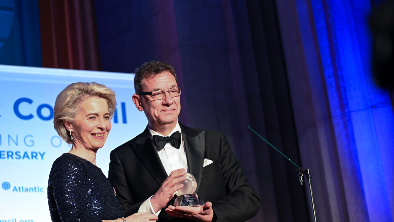 Dove sono finiti gli SMS tra Ursula von der Leyen ed il Ceo di Pfizer Albert Bourla per fornitura di 1,8 miliardi di dosi di vaccino anti-Covid?