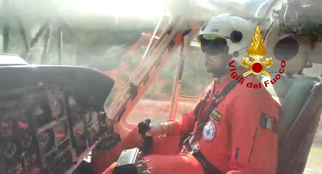 Prende fuoco un campo di grano in Val di Chiana a rischio un vicina abitazione, l’intervento dei vigili del fuoco