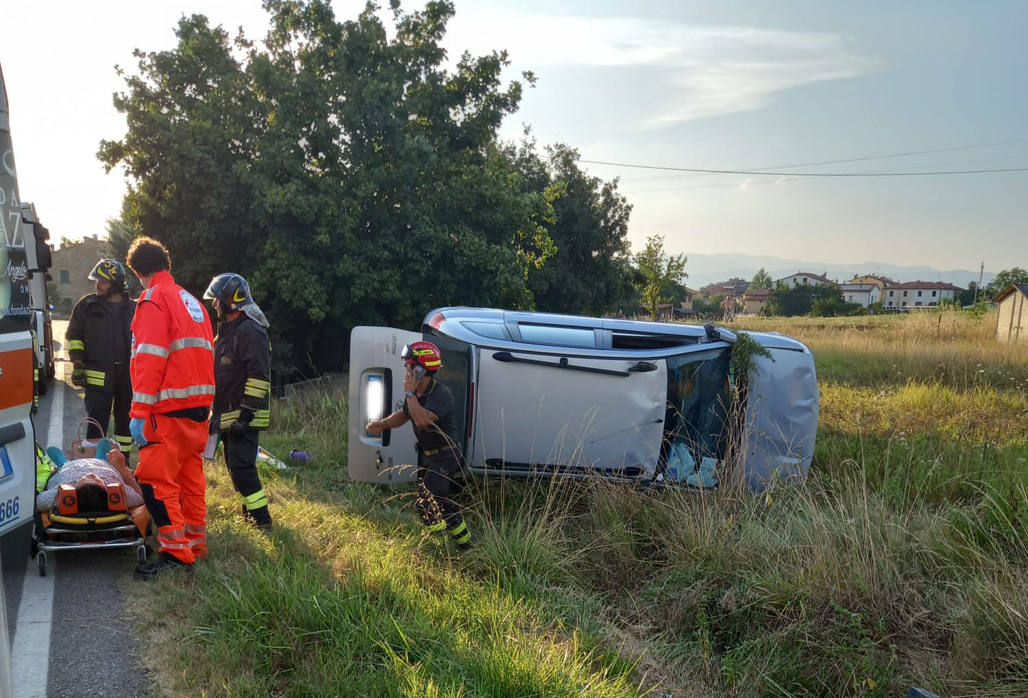 Esce di strada con l’auto, 50enne trasferita al San Donato in codice giallo
