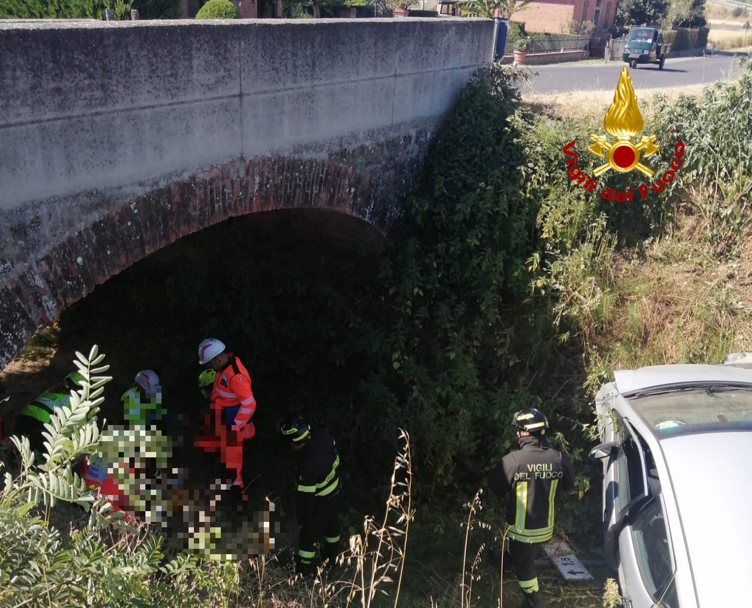 Perde il controllo dell’auto e finisce in canale, 25enne in codice giallo a Siena