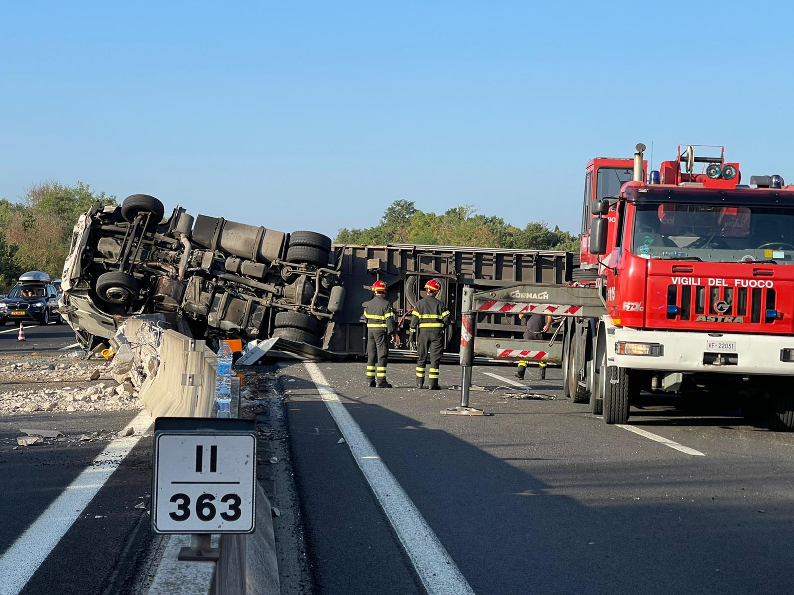 Si ribalta un camion in A1, 26enne in codice giallo al San Donato