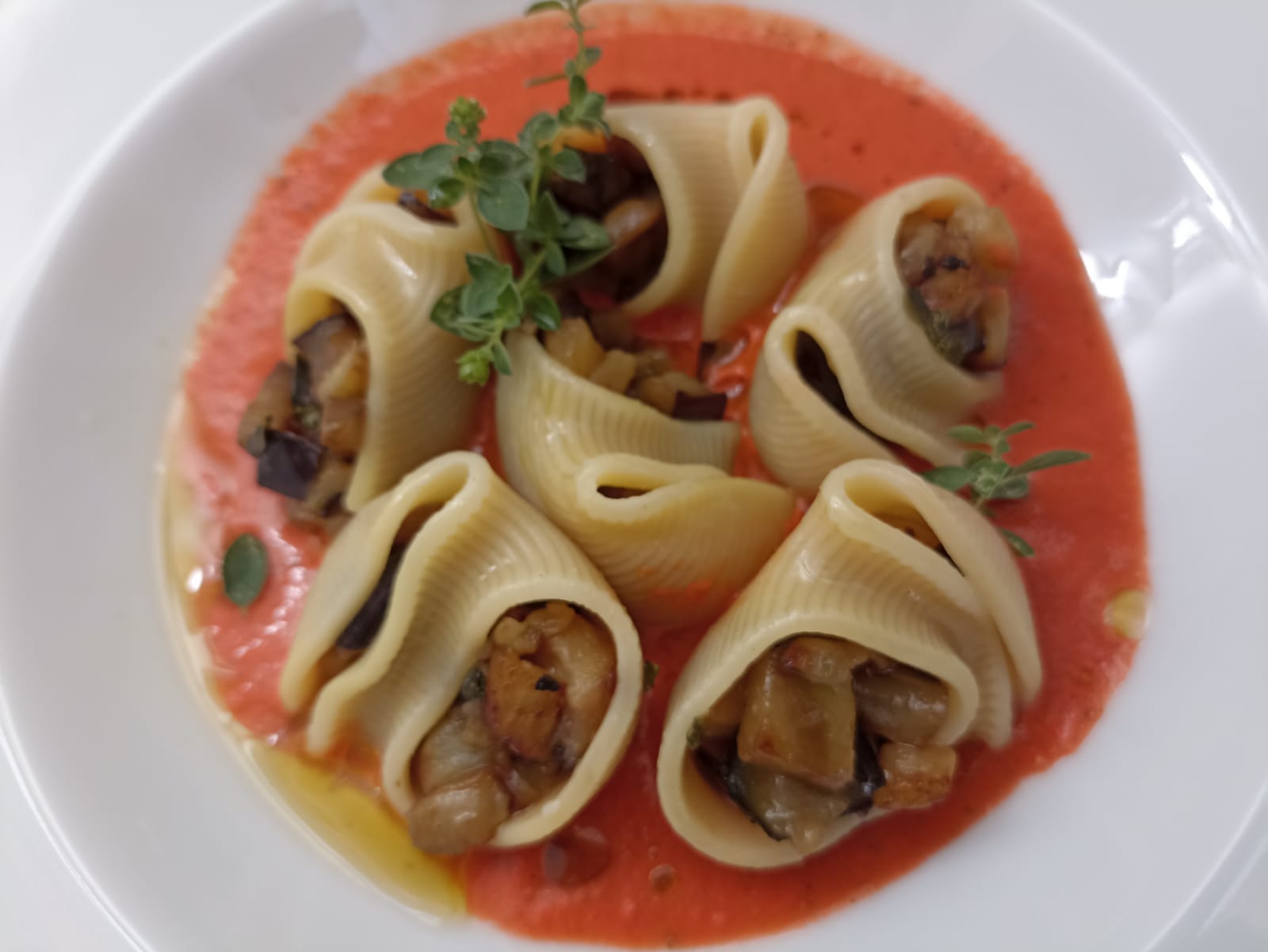 Chiocciolini freddi ripieni di melanzane su crema di pomodoro e origano fresco