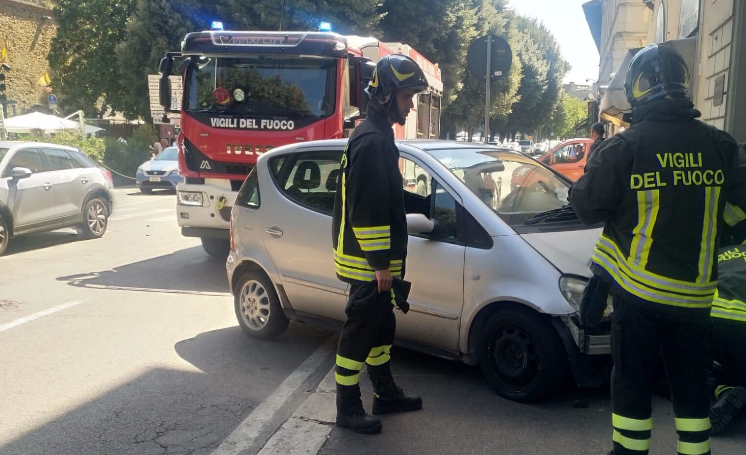 Incidente in Viale Michelangelo: l’intervento dei vigili del fuoco Incidente in Viale Michelangelo: l’intervento dei vigili del fuoco