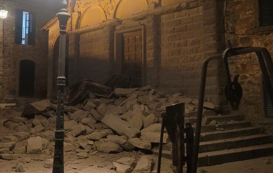 Crolla la facciata della chiesa di S. Andrea: intervengono i vigili del fuoco