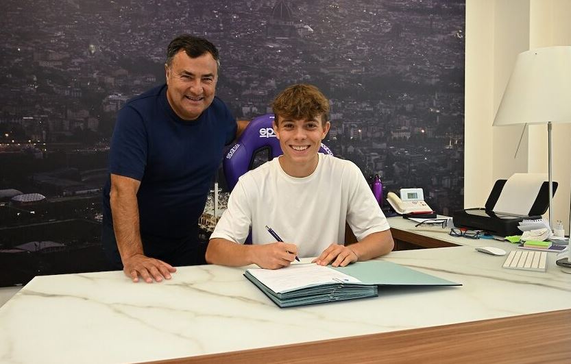Un subbianese firma il contratto da professionista con la Fiorentina