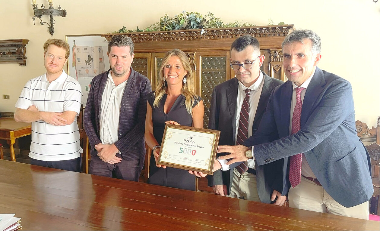 Stazione Alta Velocità: il Comitato SAVA consegna le 5.000 firme alla Provincia di Arezzo