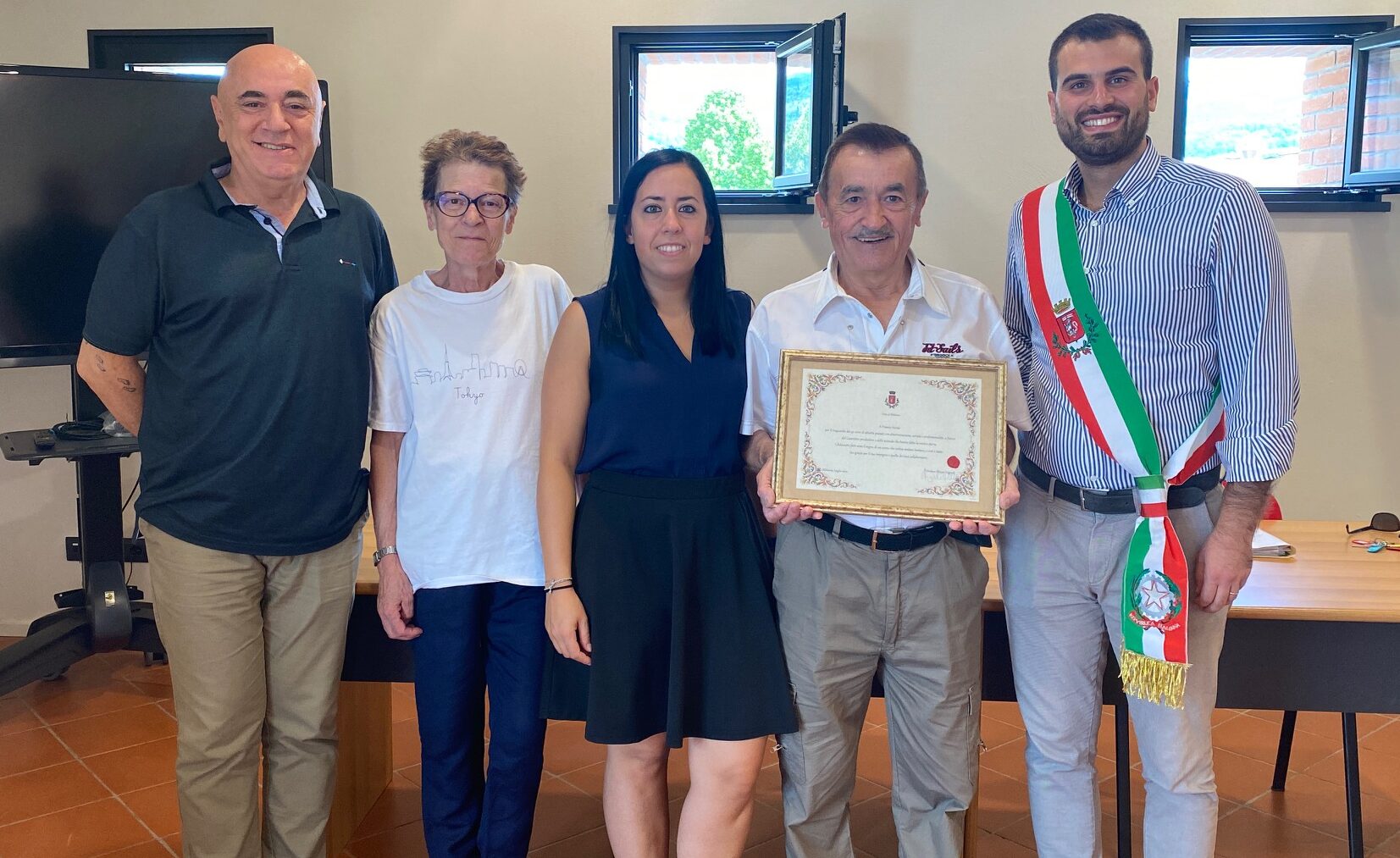 Bibbiena: il sindaco Vagnoli consegna una targa a Franco Acciai
