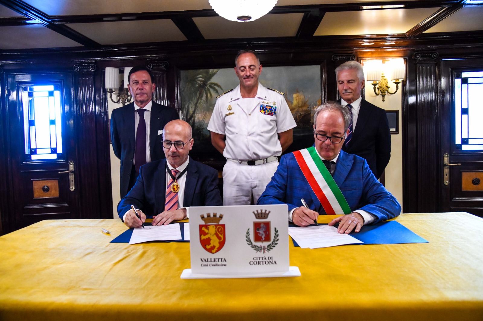 Firmato sulla nave «Amerigo Vespucci» il gemellaggio fra Cortona e La Valletta