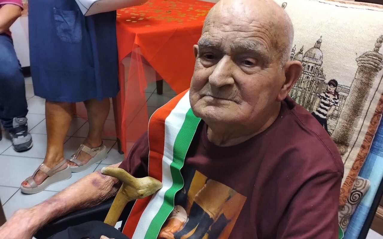 Castel Focognano festeggia Angiolo Cardini: la consegna della targa da parte del sindaco Ricci