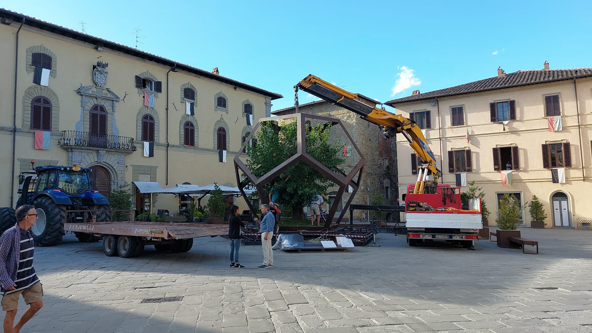 Sansepolcro: terminato lo spostamento del Dodecaedro in piazza Garibaldi