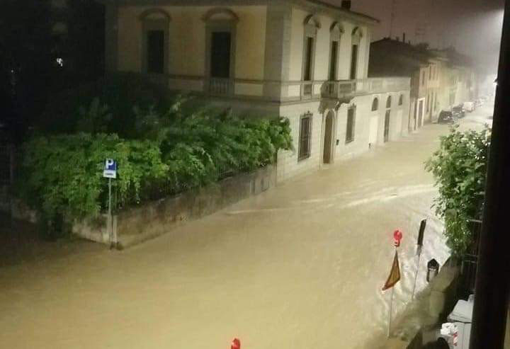 Maltempo: nubifragio a Firenze, strade invase dall’acqua e alberi caduti