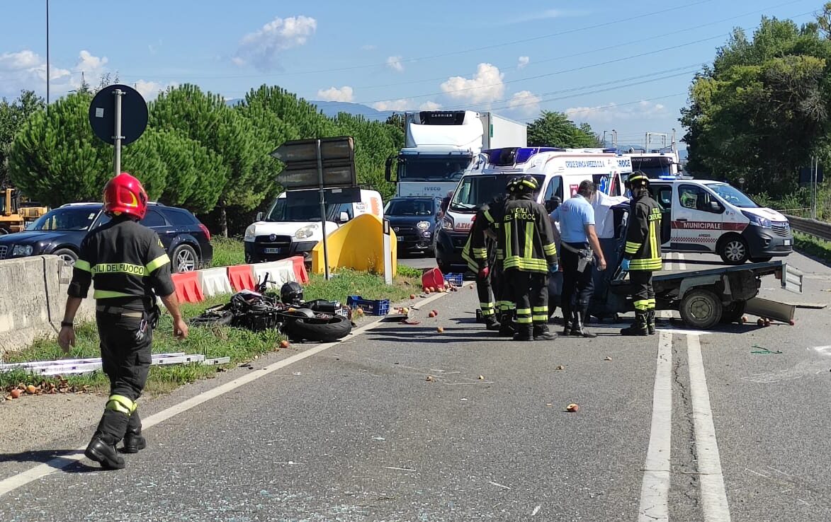 Schianto moto-autocarro: 81enne muore sul colpo, 19enne in codice rosso a Careggi