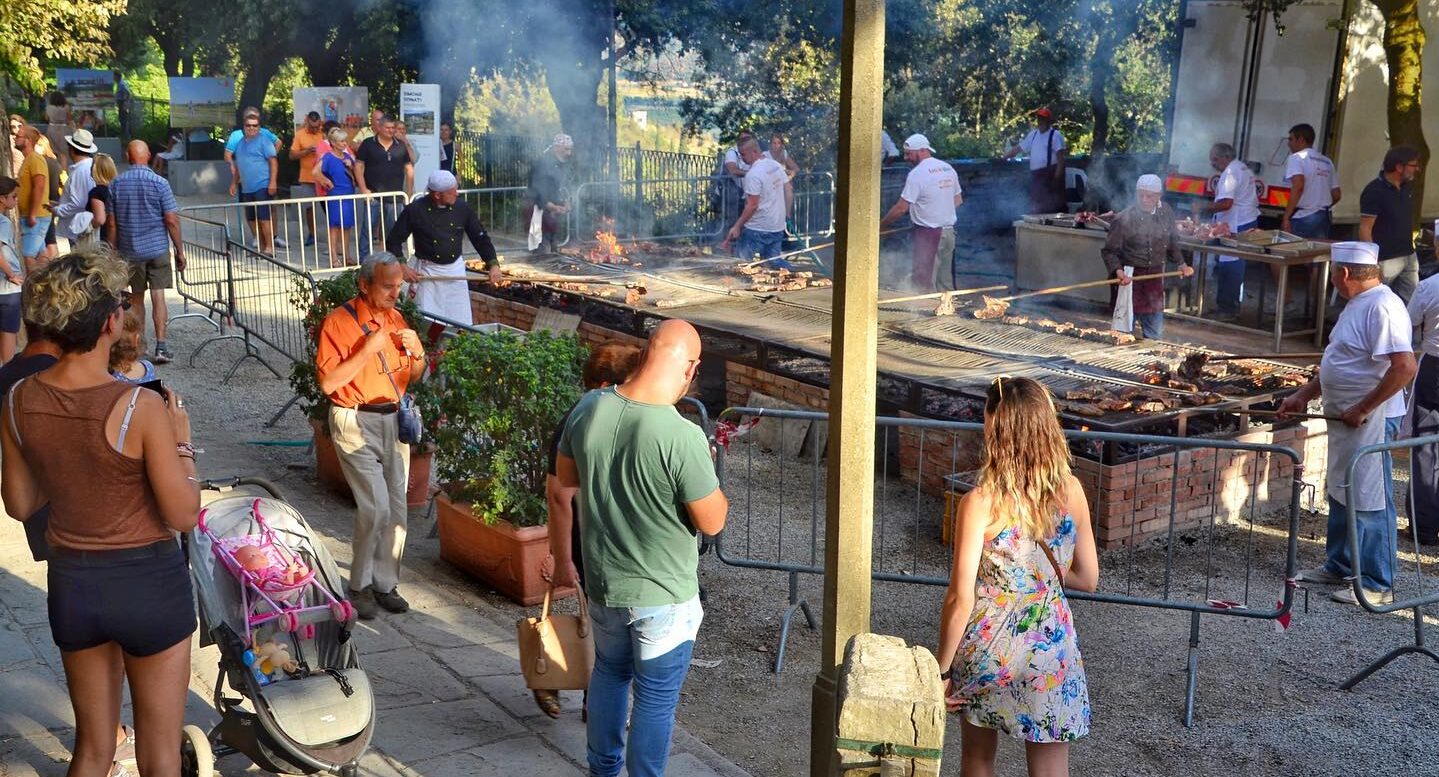 A Cortona Ferragosto carico di eventi: mostre, spettacoli e il ritorno della Sagra della Bistecca