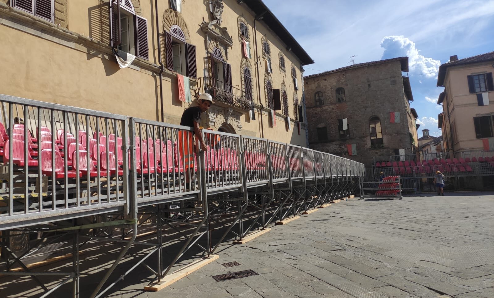 Sansepolcro si prepara per le Feste del Palio: il montaggio delle tribune in Piazza