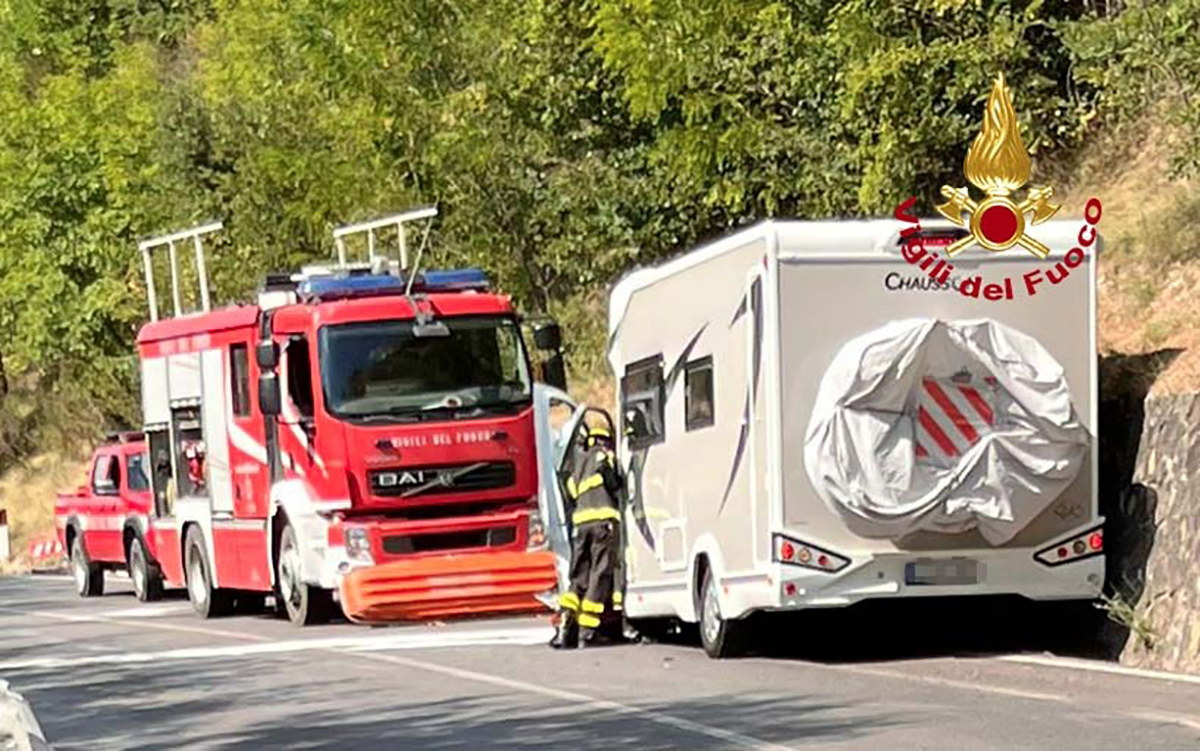 Scontro fra una moto e un caravan sulla SR71: muore motociclista