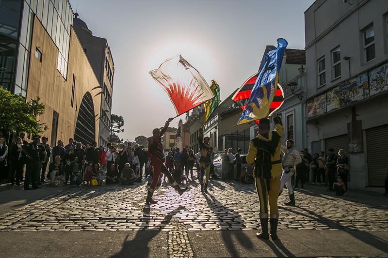 Le bandiere del Gruppo Sbandieratori di Arezzo colorano il cielo del Brasile