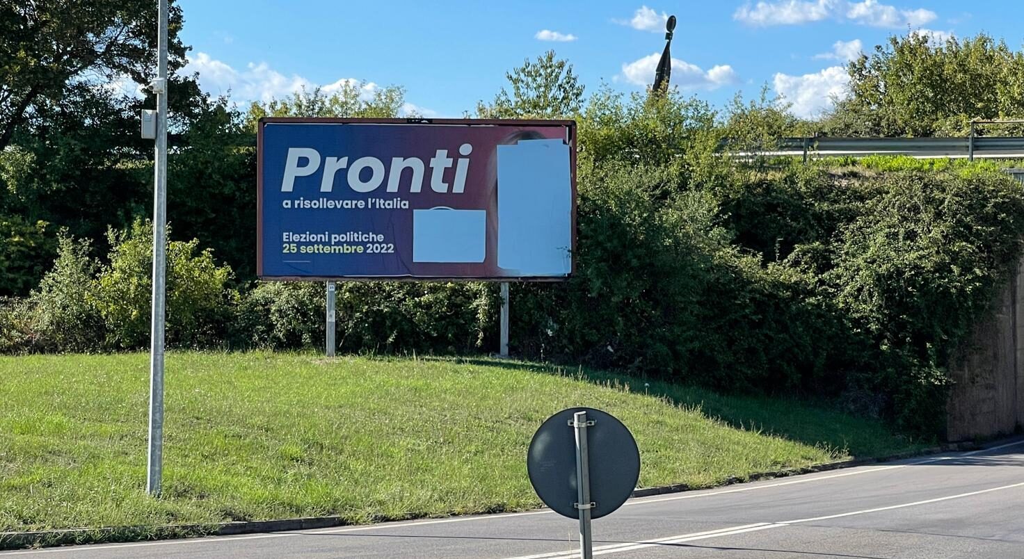 Arezzo, coperto il manifesto elettorale di Fratelli d’Italia in via Edison