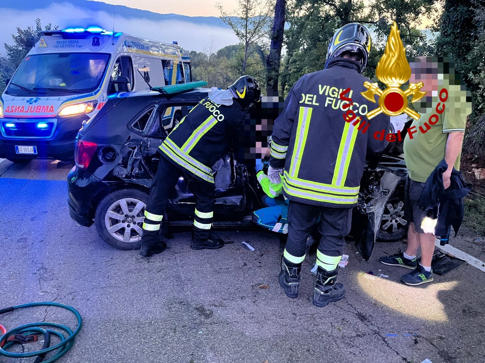 Incidente stradale, conducente liberato dai Vigili del Fuoco