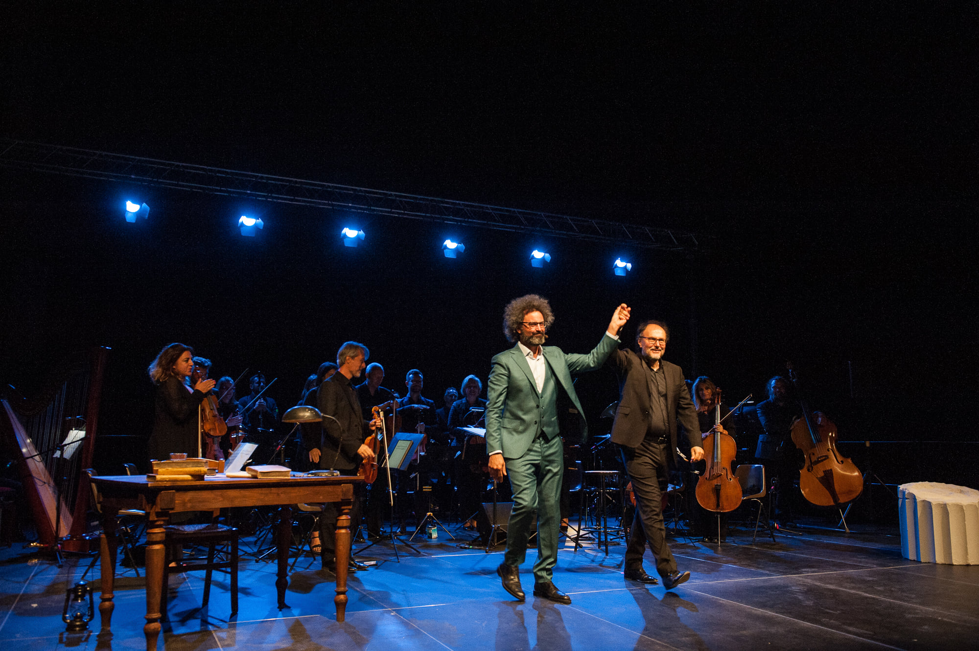 Al Teatro Petrarca tutto pronto per la Giornata Internazionale per la pace: sul palco Simone Cristicchi, l’orchestra Oida e le parole degli studenti internazionali di Rondine
