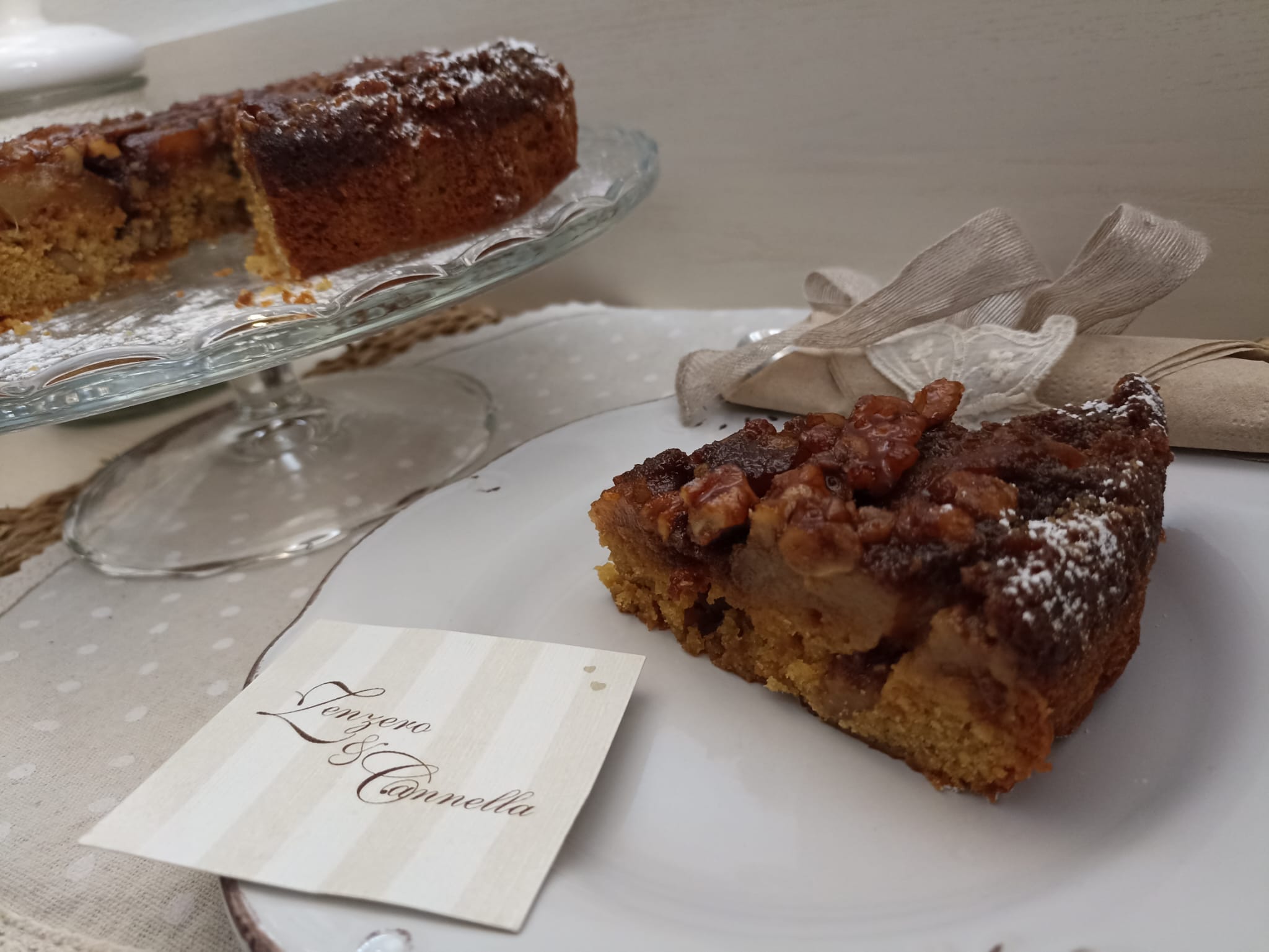 Torta caramellata frutta e noci