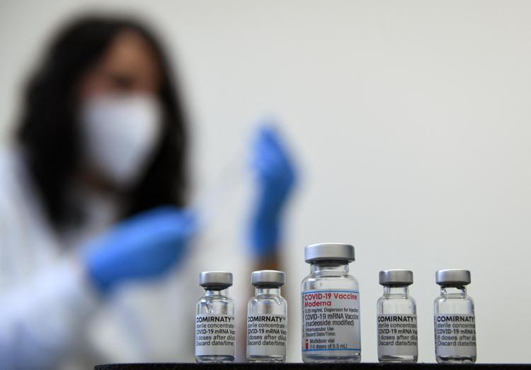 SI alla quarta dose per tutti e avanti con la quinta dose per i fragili