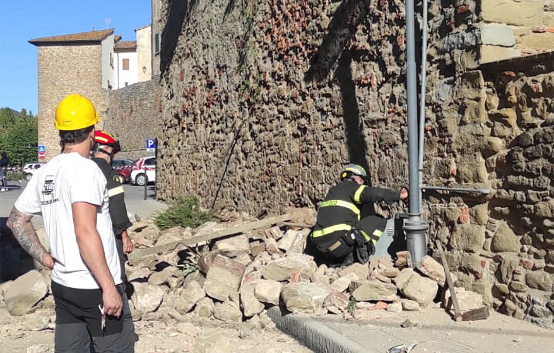 Monte San Savino, crollo di un muro privato in via XXIV Maggio è interrotta subito dopo il parcheggio zona ex Torchio