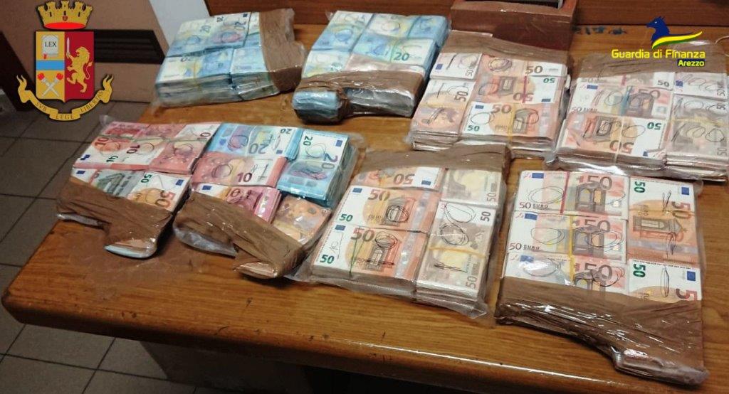 Viaggiava con denaro contante nascosto nell’autovettura. Sequestrati oltre 77.000 euro ad un imprenditore
