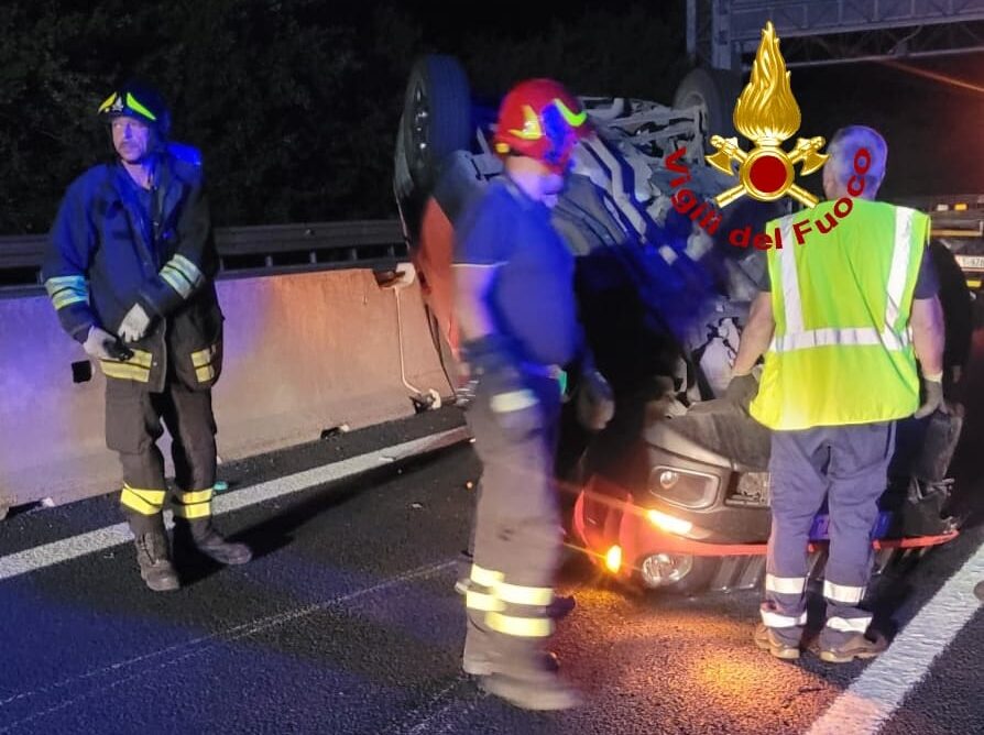 Auto si ribalta in A1, due le persone ferite