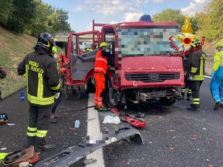 Incidente in A1 tra un furgone e un mezzo pesante, due feriti uno è grave