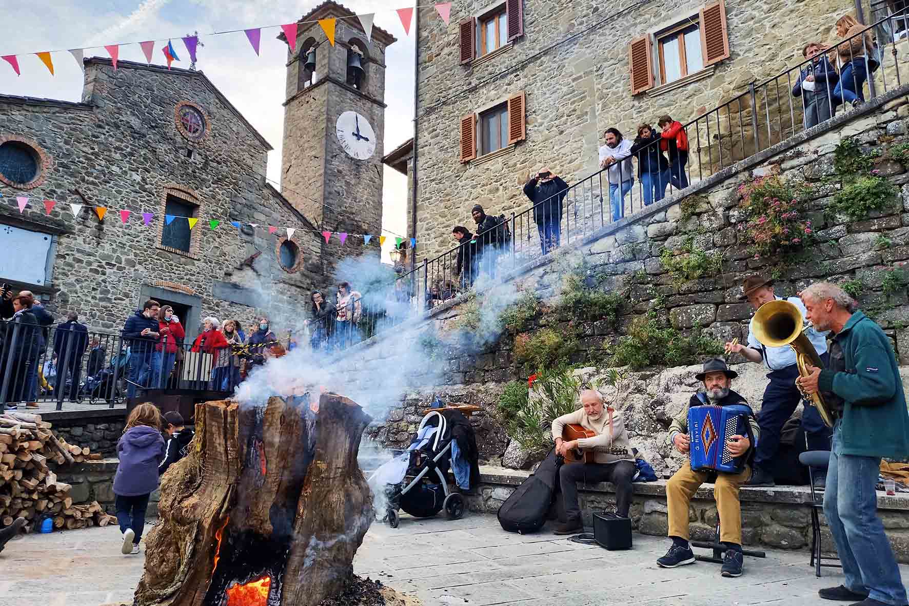 Il borgo di Raggiolo ospita la tradizionale Festa di Castagnatura 
