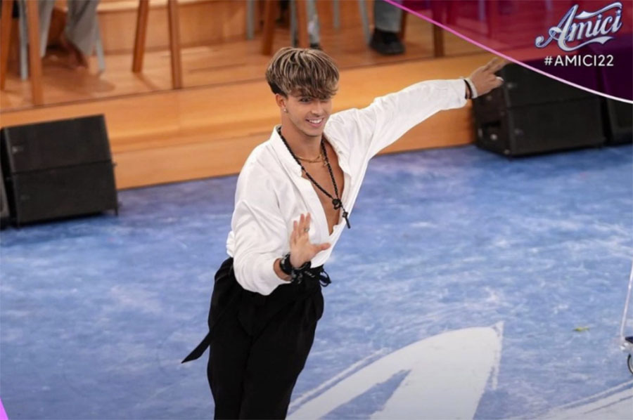 Amici 22, Mattia ‘hot’ nella gara d’improvvisazione e Samuel ricorda Michele Merlo