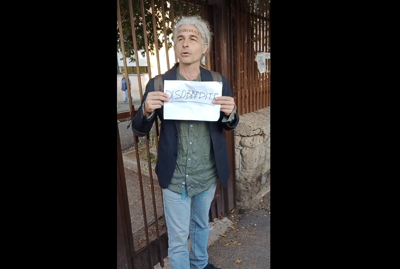 Prof. Davide Tutino: “non mantenete le distanze, baciatevi nei corridoi”