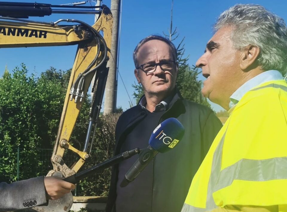 Cortona, l’acquedotto arriva a Fossa del Lupo: sopralluogo del sindaco e Nuove Acque al cantiere