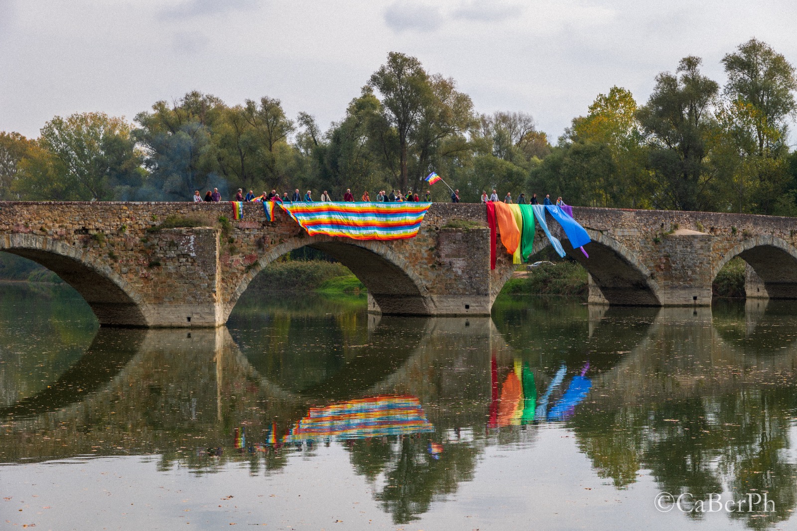 L’arcobaleno della pace su Ponte Buriano