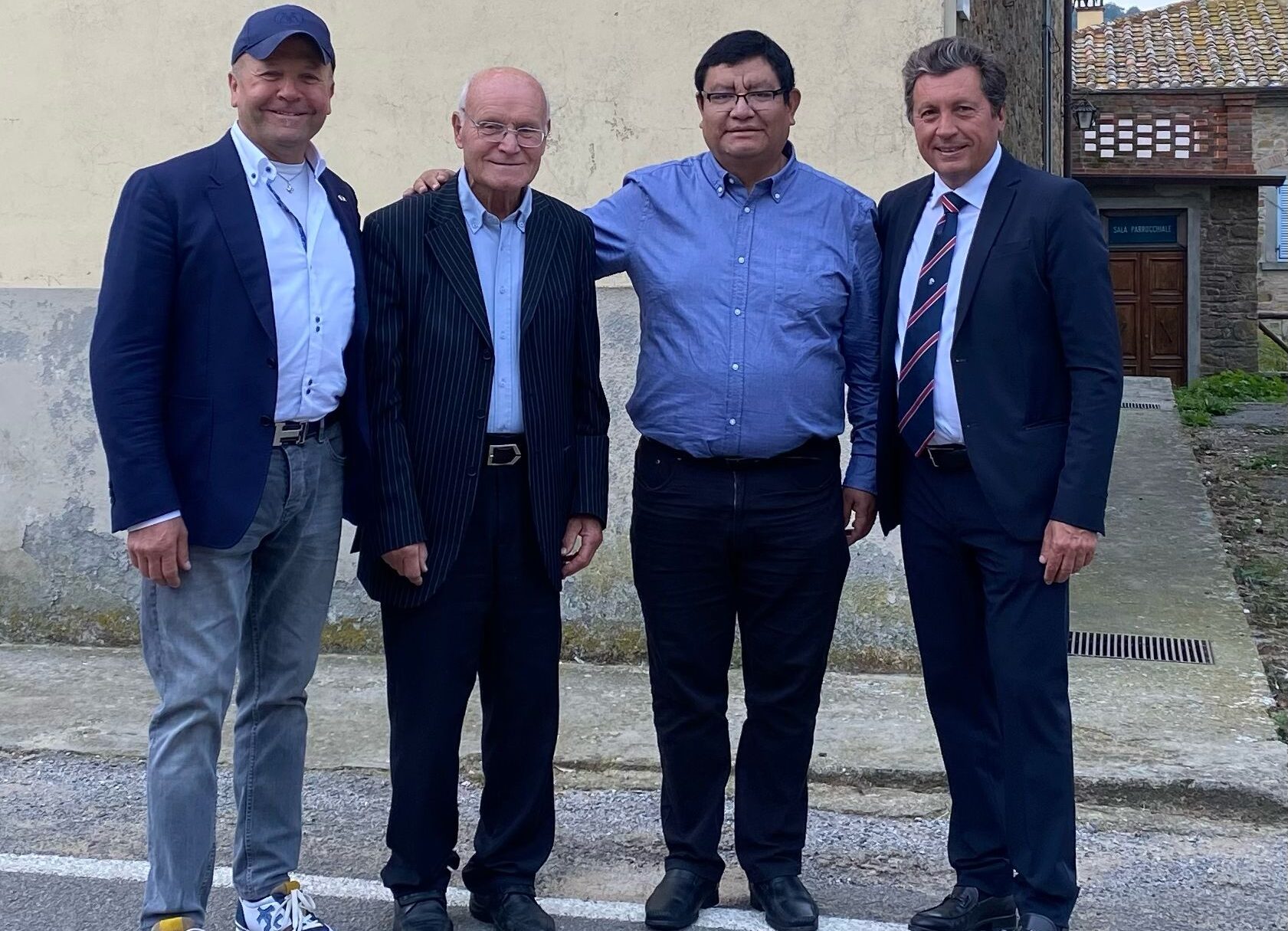 Padre Miguel Angel Contreras in visita a Castiglion Fiorentino da Don Giuliano Faralli per parlare delle missioni in Perù