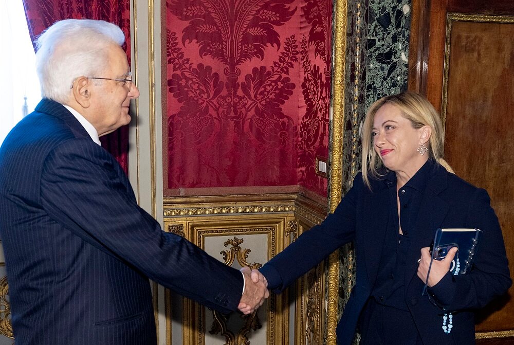 Meloni giura davanti a Mattarella, sorrisi e stretta di mano