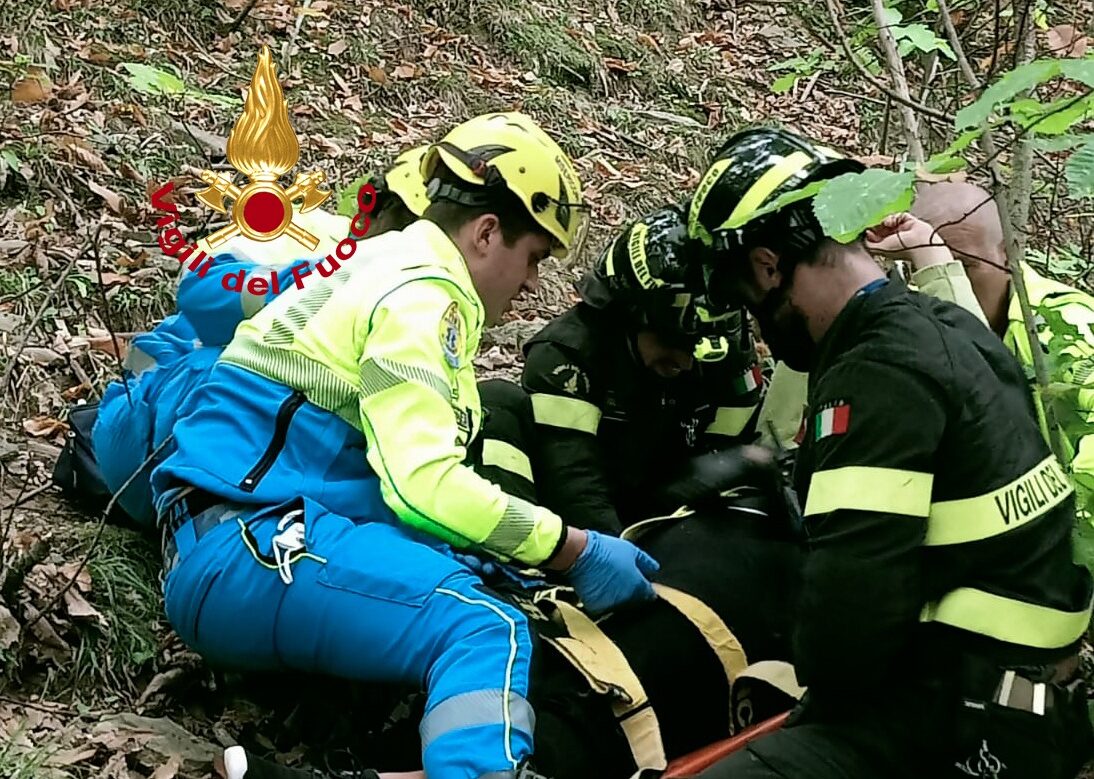 28enne si infortuna a una caviglia mentre è alla ricerca di funghi,  soccorsa dai vigili del fuoco