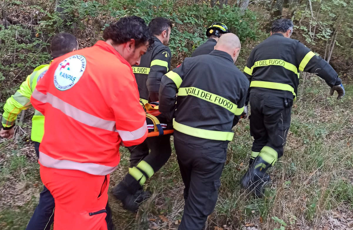 Si infortuna alla ricerca di funghi, 60enne soccorsa dai vigili del fuoco