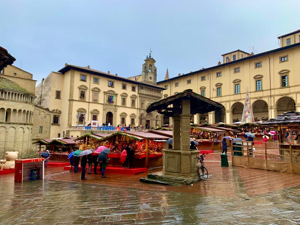 A passeggio sotto la pioggia nella Città di Natale