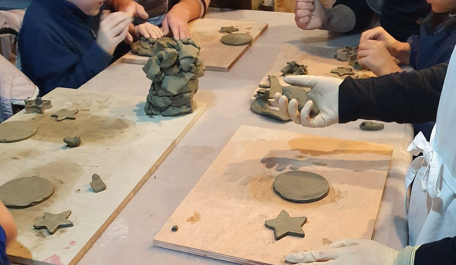 “Manipolare la creatività”: ad Arezzo un laboratorio di ceramica per ragazzi autistici