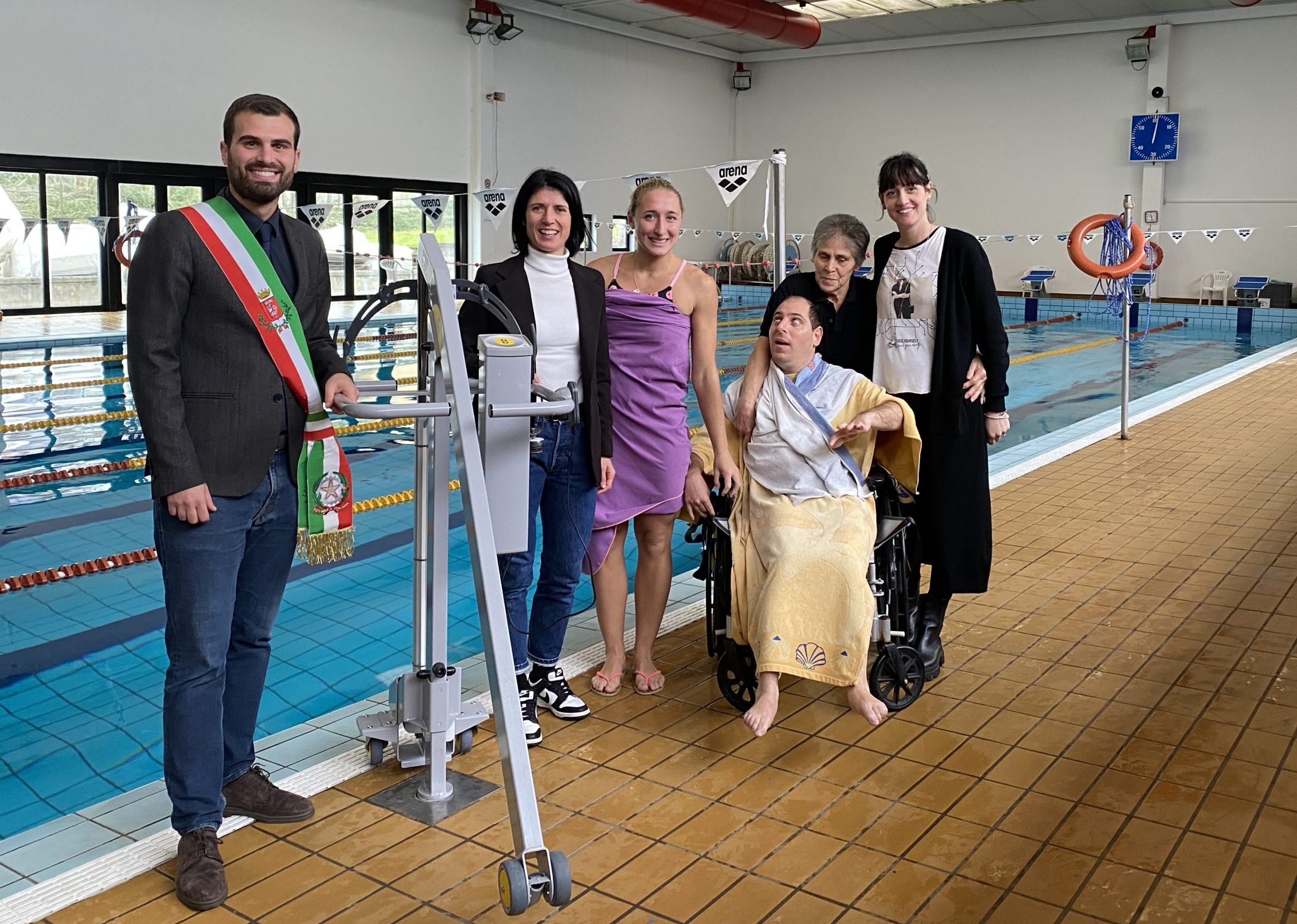 Bibbiena: alla piscina comunale arriva il sollevatore per persone con disabilità