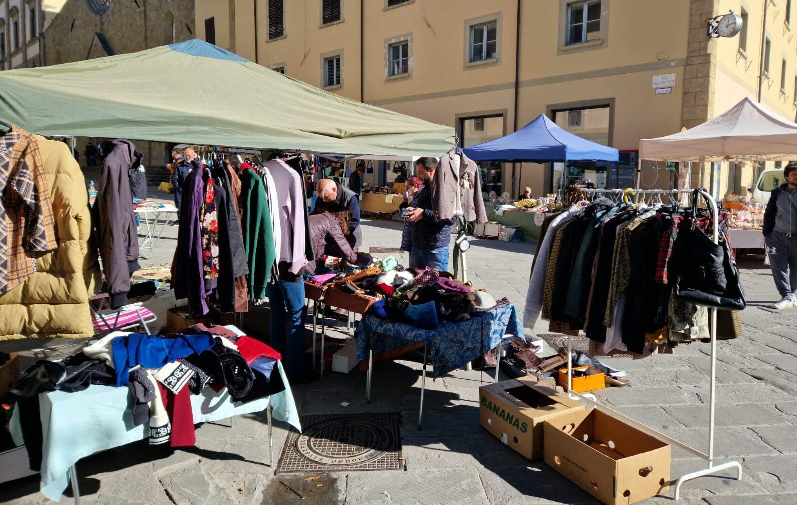 Mercatino del tarlo: è stata una domenica di sole, cittadini e turisti a Sansepolcro