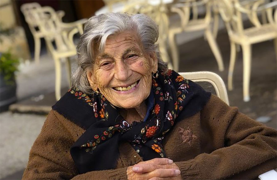 Nonna Giovanna morta a 91 anni: star di TikTok non è caduta nel camino, il racconto del nipote