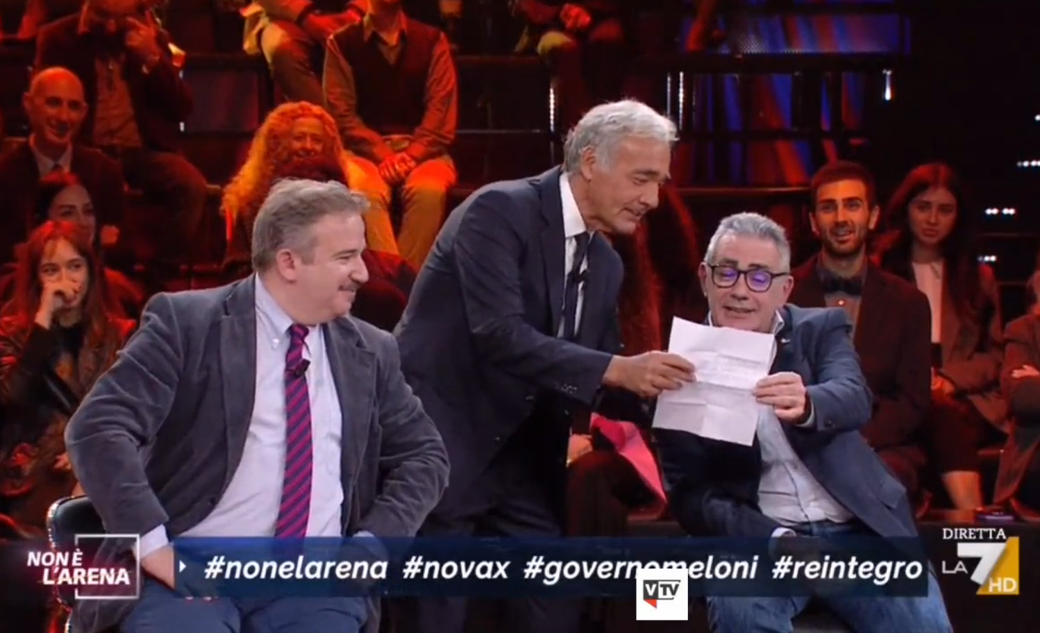 Massimo Giletti e Fabrizio Pregliasco cantano “Tu scendi dalle stelle vaccino bello”