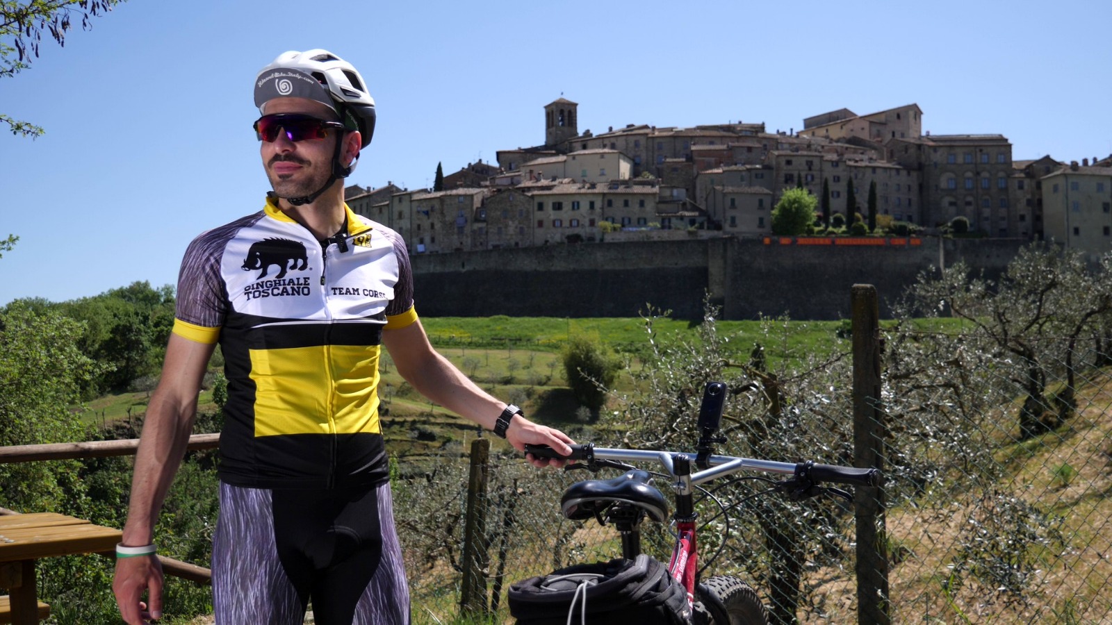 Racconta Anghiari e Sansepolcro in sella alla sua bici e vince il contest nazionale “L’Italia che non sapevi”: premiato il biturgense Stefano Farinelli.