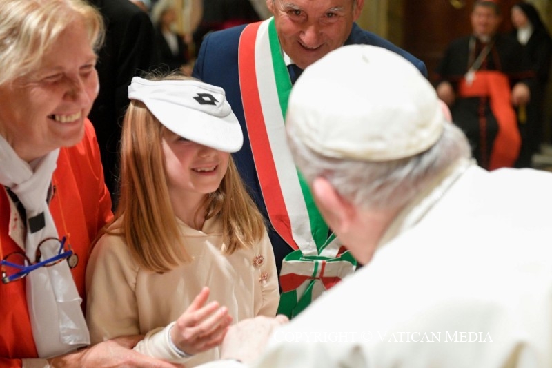 Il sindaco Tellini in udienza da Papa Francesco: “E’ stata un’emozione grandissima, ho invitato il Santo Padre alla Verna e gli ho consegnato dei doni”