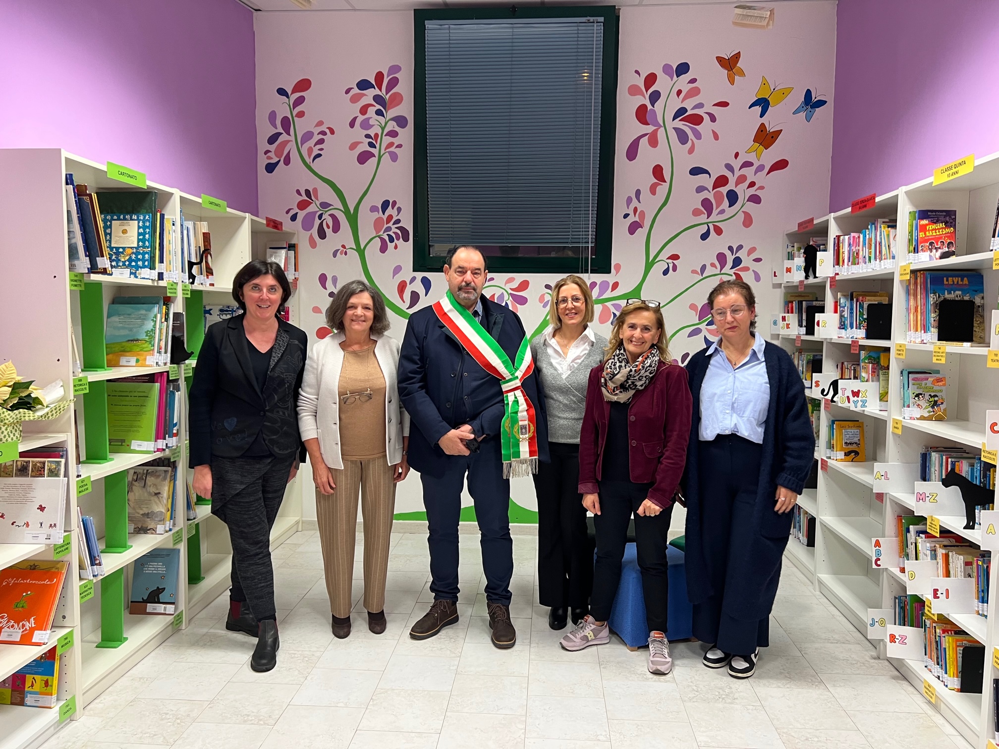 Taglio del nastro per la biblioteca della scuola primaria di Poppi: a disposizione dei bambini oltre 1600 libri, in parte donati dall’amministrazione comunale