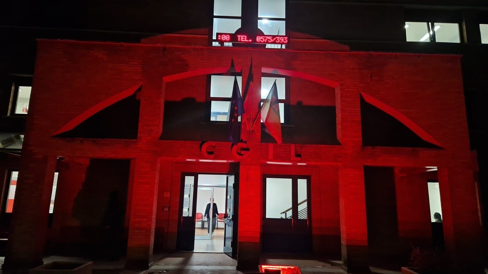 Le sedi Cgil si vestono di rosso contro la violenza sulle donne