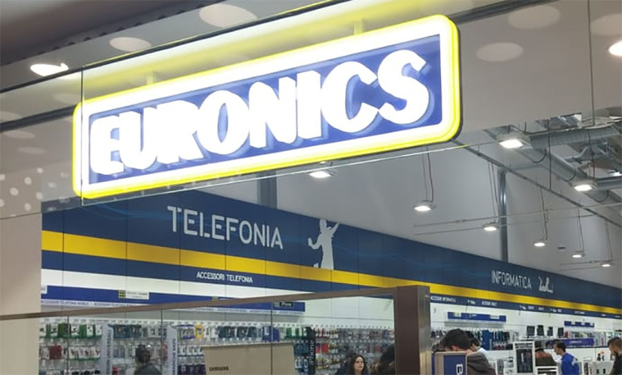 “Mi avete venduto un telefonino senza whatsapp”: giovane dà in escandescenza da Euronics, arriva la polizia